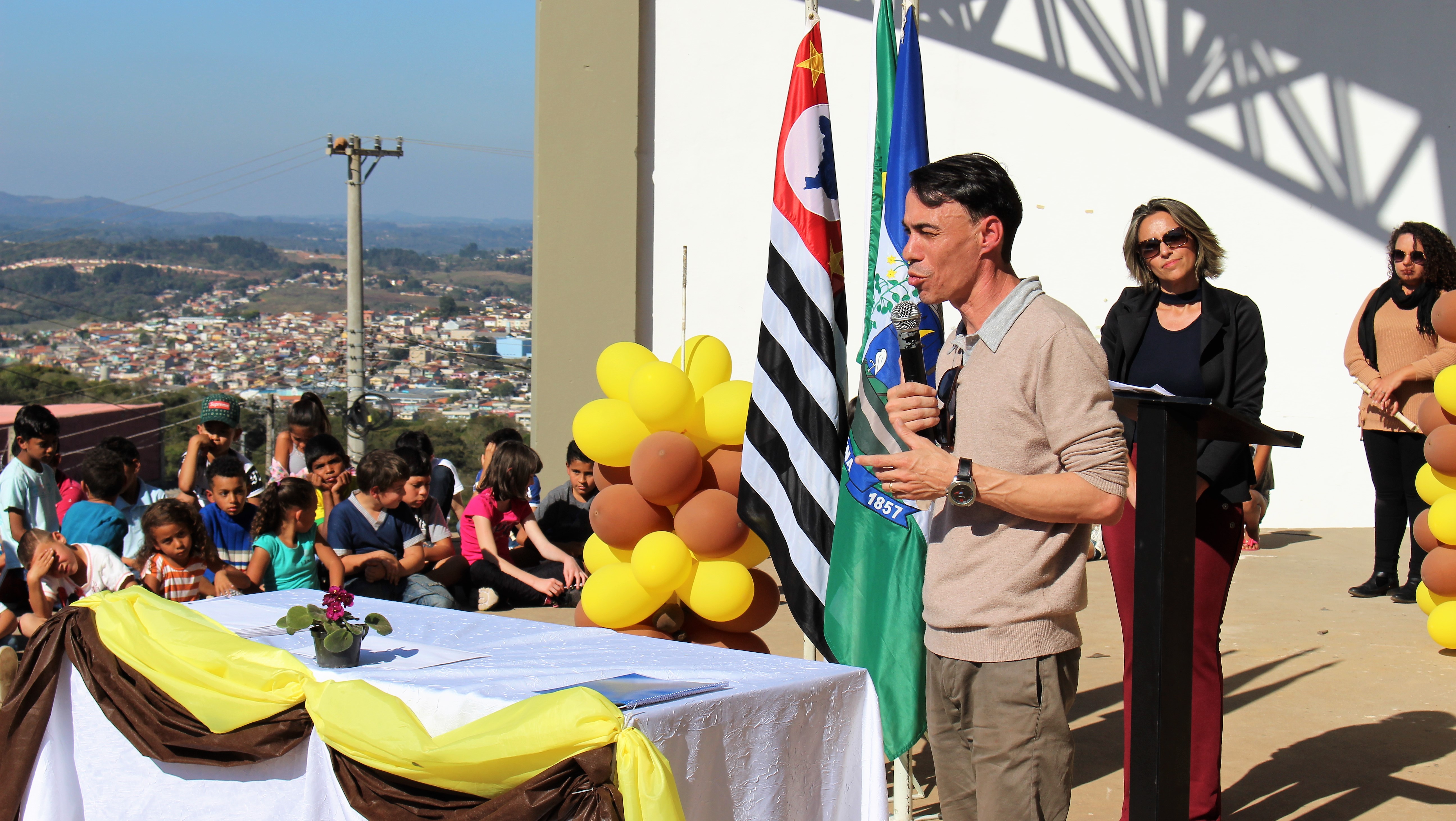 Comunidade da Figueira presta homenagem aos que ajudaram no reconhecimento do Projeto de Revitalização do bairro feito por escola